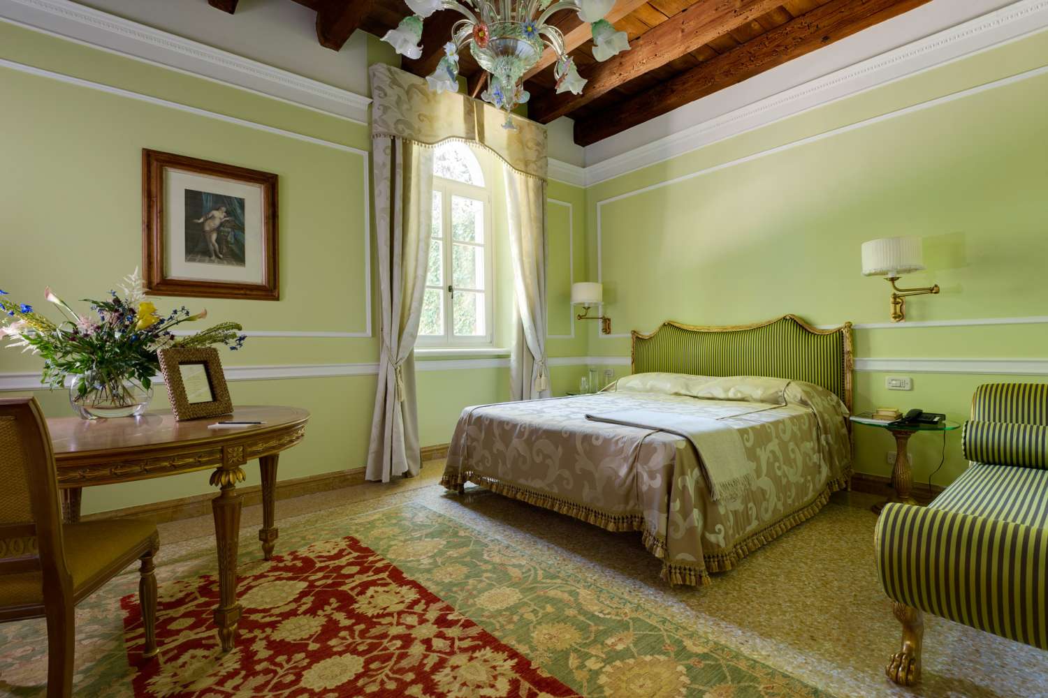 Elegance Room with Whirlpool Bath Elegance Room with Whirlpool Bath